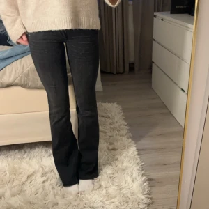Low waist bootcut Jeans  - Sjukt lågmidjade bootcut jeans ifrån weekday, aldrig använd💓är inte 100% säker vad de är för storlek men tror 25/32 och dem passar mig som är 170