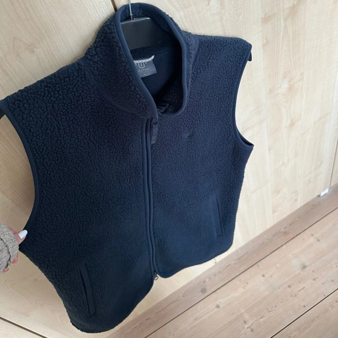 Mörkblå fleeceväst från Ullmax - 2