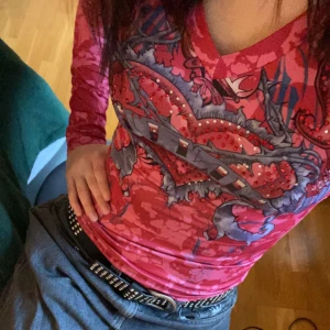 Skit snygg Drainer tröja från sinful🙏🏼🙏🏼 - Intressekoll för denna svin snygga sinful tröjan som tyvärr blivit för liten för mig, den har två små hål som knappt är synliga (sista bilden) 🎀💅🏼💅🏼👁️
