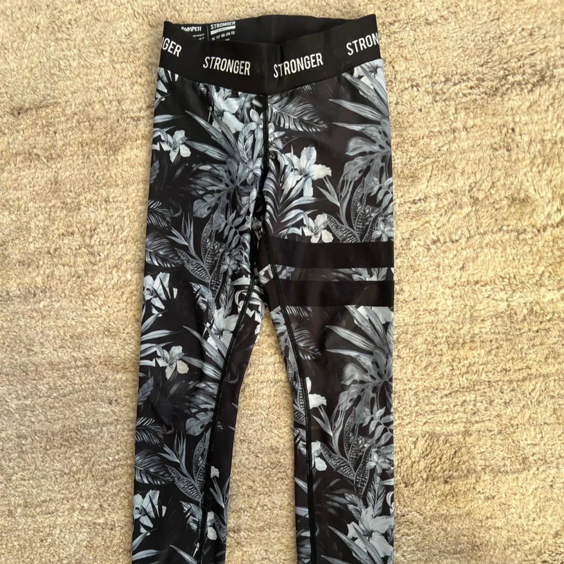 Svarta leggings med blommönster från Stronger