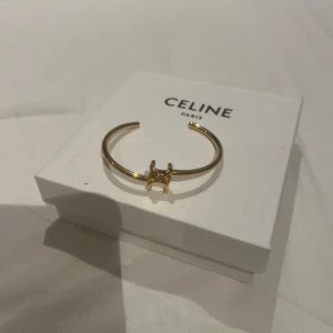 Celine armband  - Säljer nu mitt Celine armband, helt oanvändt och nytt ❣️