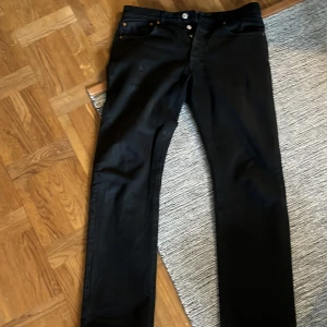 Svarta Levis jeans svarta. - Använda men bra skick. Storlek 31/32.