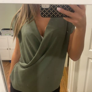 Grön omlottopp - Snygg grön omlottopp med korta ärmar. Från zara