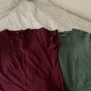 Två t-shirts i vinröd och grön - Säljer två t-shirts i vinröd och grön färg. Båda är kortärmade och gjorda i mjukt bomullsmaterial. Perfekta för en avslappnad stil. Båda är i storlek S