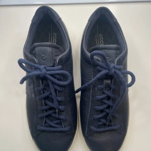 Ecco skor - Helt oanvända mörkblåa läderskor från ecco💓fick dem i julklapp men det var inte rätt storlek. Håller vatten!💦 Nypris ca 1000 kronor (100€) 