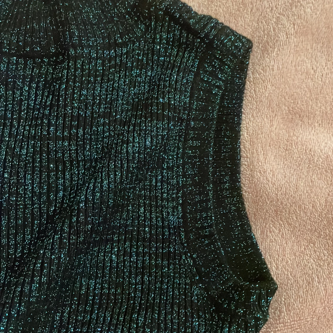 Glittrig ärmlös bluse - 3