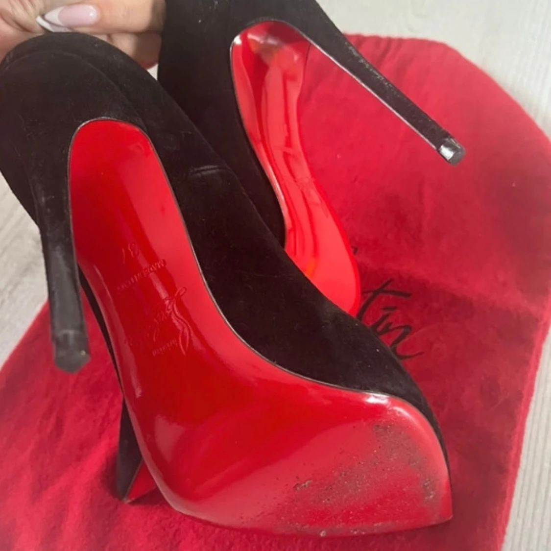 Svarta pumps från Louboutin - 2