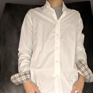 Burberry skjorta - Mycket fint skick, size L fits M. Modell 180 63 kg. Äkta.