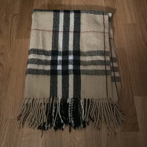 Burberry liknande halsduk  - Säljer nu min burberry liknande halsduk i kashmir 