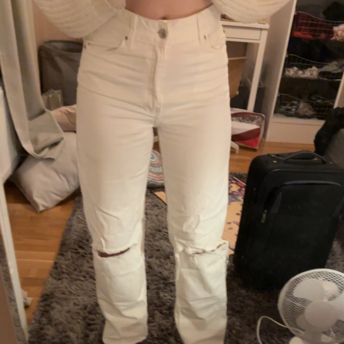 Vita jeans med slitningar