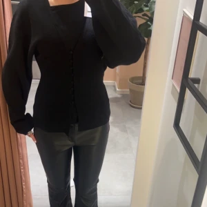 Svart tröja - SÅ snygg svart v-ringad tröja från Ginatricot🤎knappt använd och i väldigt bra skick🤎