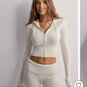 Vit croppad hoodie med dragkedja - I have the jacket in size M and the pants in S