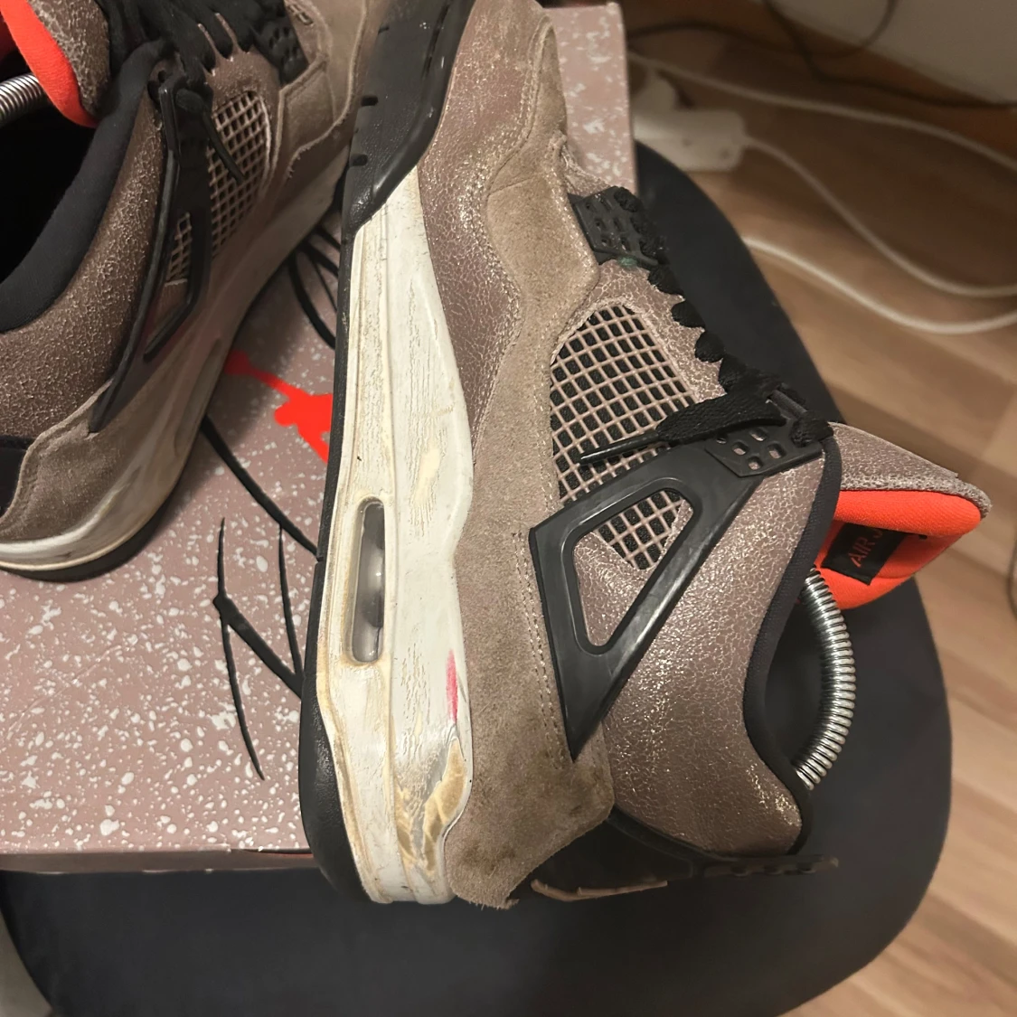 Bruna Nike Air Jordans med svarta detaljer - 3