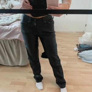 Skinnbyxor - Skinn/läderbyxor som är använda fåtal gånger. Inga defekter. Straight look och låg/mellan midja. Används då de inte kommer till användning tyvärr! Storlek xxs men passar mig som är xs!!