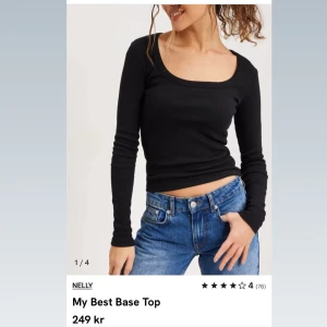 Svart långärmad topp från Nelly - Snygg och enkel svart långärmad topp från Nelly. Perfekt basplagg med en tight passform och rundad halsringning. Passar utmärkt till jeans eller kjol för en stilren look. 