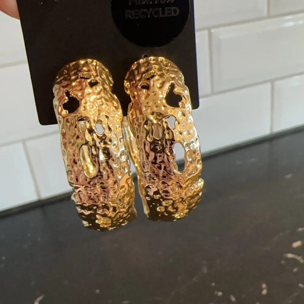 Guldpläterade örhängen från Pilgrim. Oanvända, nypris 449kr. Asusteet.
