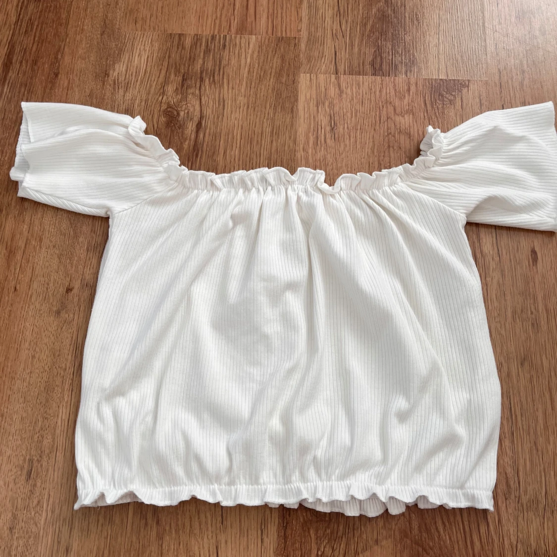 Vit offshoulder topp från Bik Bok - 1