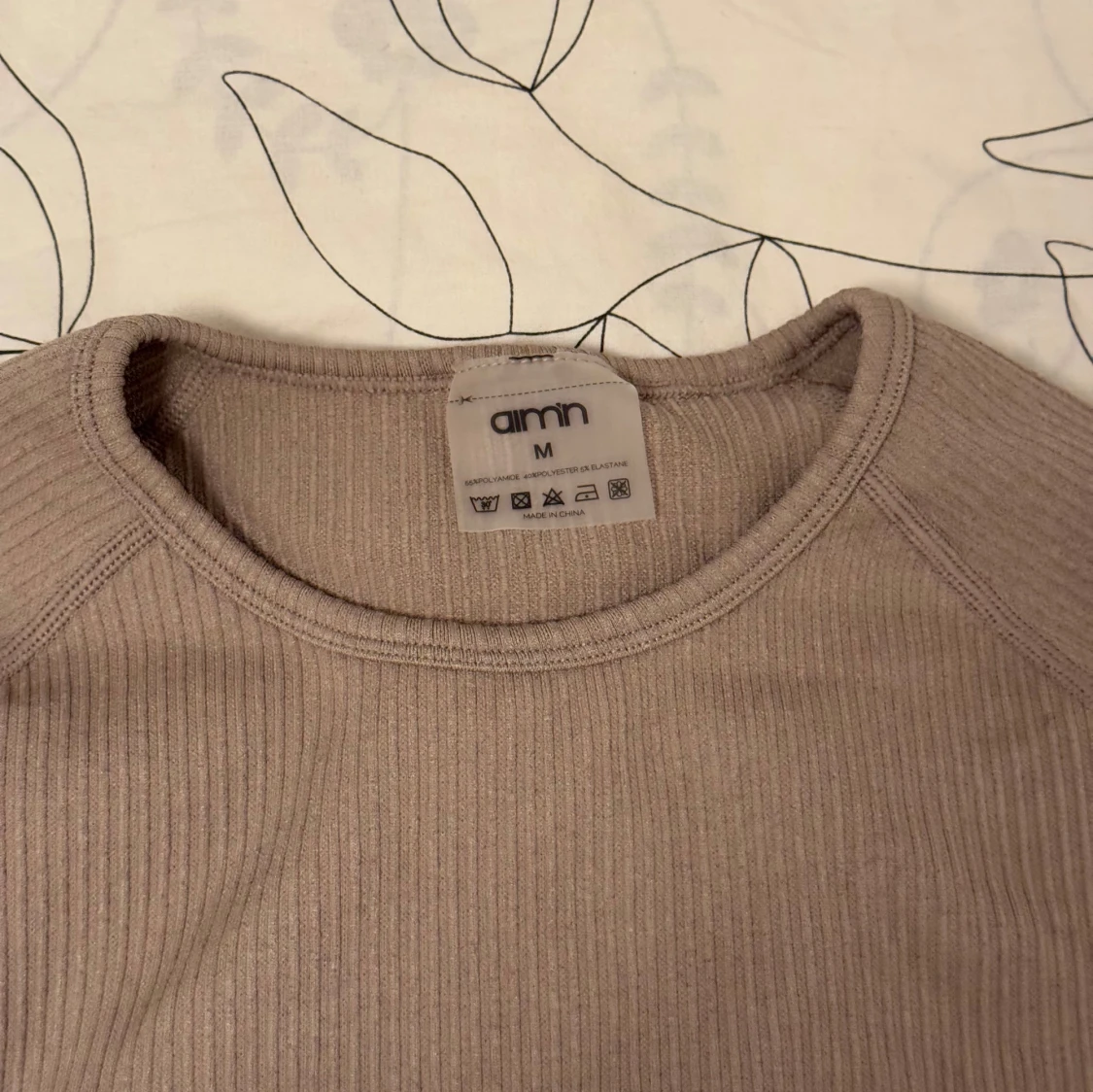 Beige ribbad croppad tröja från Aim'n - 1