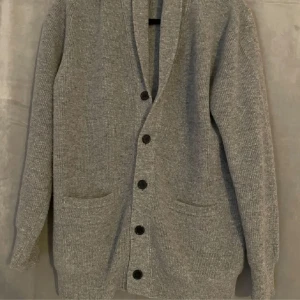 Merinoull cardigan  - Säljer nu denna sjukt snygga merinoull cardiganen! Perfekt nu för vintern! Den är använd 2-3 gånger! Skicket är som helt nytt! Den är i storlek s men passar även m! Ny pris är 1599kr! Hör av er vid frågor!