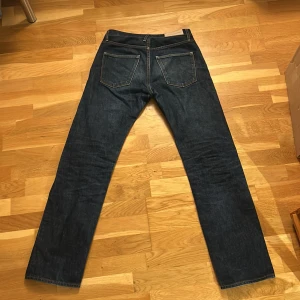 Acne Jeans - Säljer ett par snygga mörkblå jeans från Acne Jeans i perfekt skick. Jag säljer dessa för endast 299 kr‼️Kolla in min profil för fler feta jeans och hör av er vid minsta fundering😊🙏