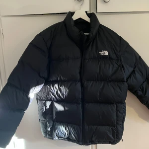 Svart dunjacka från The North Face (Diablo) - Köpt från naturkompaniet, Prima skick. Obs! Pris förhandlingsbart. Tveka inte på ställa frågor vid funderingar.