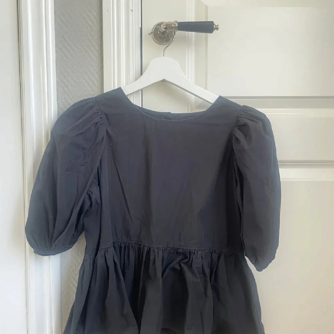 Mörkgrå blus med puffärmar