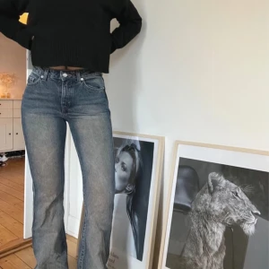 Blå jeans från Weekday - Snygga blå jeans från Weekday i modellen ”sway”, säljer då jag inte använder dom men i fint skick! 