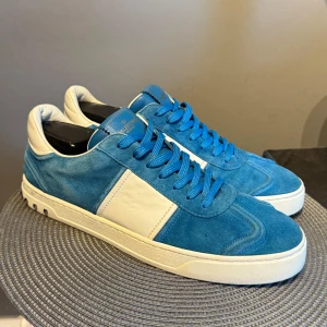 Valentino Flycrew - Valentino Flycrew | Skick: 7,5/10, med alla nitar kvar | Storlek 44,5 men passar 45 | Endast skor ingår | Pris: 3999 eller kom med prisförslag |