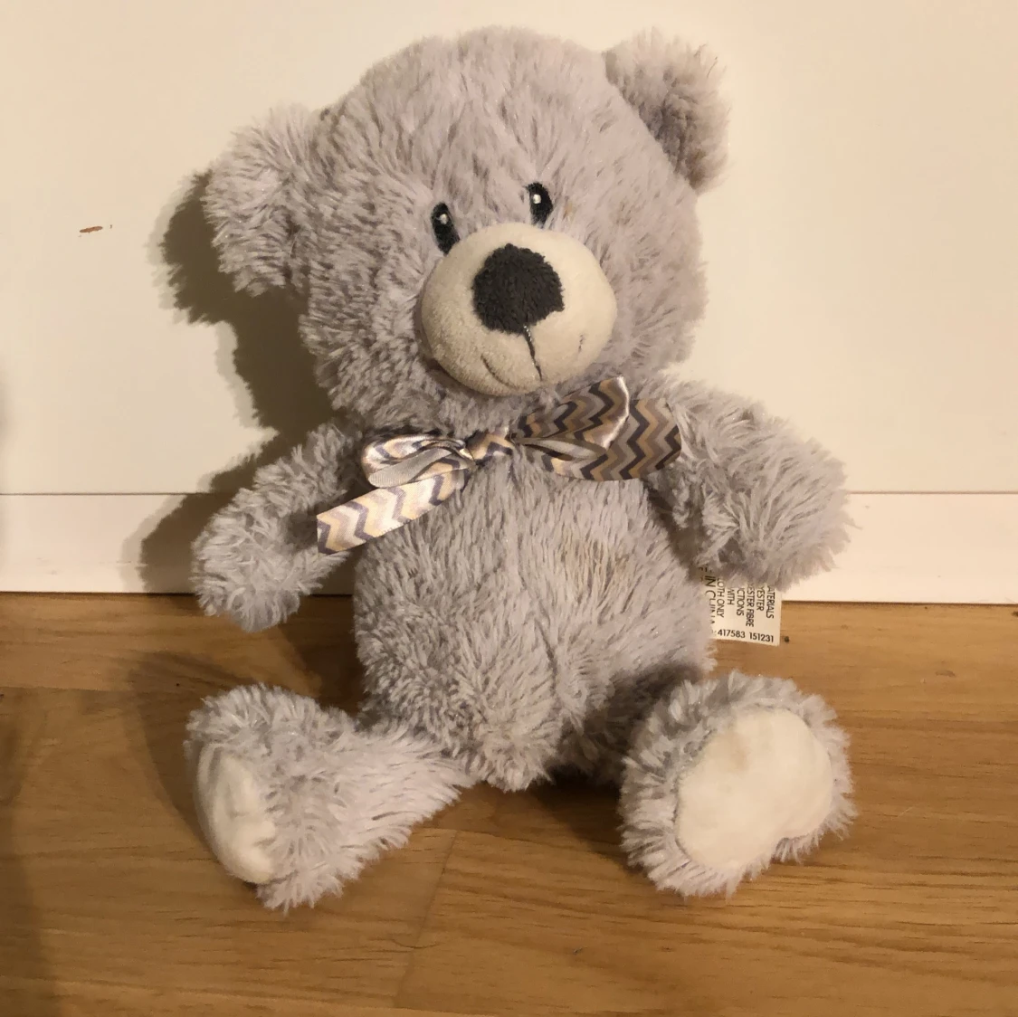 Grå nallebjörn med rosett