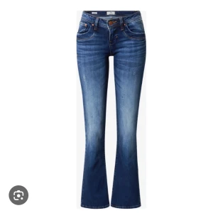 Blå lågmidjade bootcut jeans från LTB - Så snygga lågmidjade jeans från LTB i modellen valarie! Skriv för egna bilder och innan du köper!❤️ dom är i storlek W27 och L32!