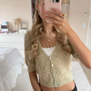 Chamnapnge glittrig kofta/bolero - En super snygg kofta eller bolero med glitter detaljer, passar perfekt till olika tillfällen🤗