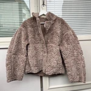 H&M teddy jacka - Supersnygg oversize teddyjacka! Den är i mycket bra skick!💓 Mockaliknande insida och fluffig utsida! Verkligen sååå varm😇💓