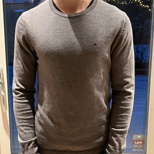 J.Lindeberg tröja  - Tja säljer en fräsch grå J.Lindeberg tröja. Storleken är S och skicket är jätte bra. Inga hål eller defekter. Skriv gärna vid minsta fundering. 