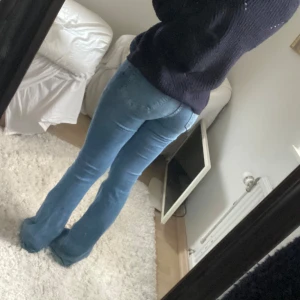 Blå bootcut jeans Gina Tricot - Jättefina bootcut jeans från Gina tricot i fint skick🩷 Priset går att diskutera!💗