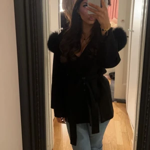 Svart kappa med päls - Köpt från finessewear på instagram. Jättefin kappa som tyvärr inte kommer till någon användning🤍