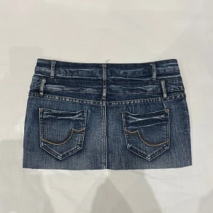 Lågmidjad minikjol i jeans🤩 - Midja 40 cm rakt över plus lite stretch o sidlängd 30 cm klippt så kanten kommer över tid bli snyggt fransig