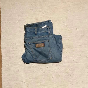 Wrangler jeans - Säljer ett par blå jeans från wrangler. De har en rak passform med lite bootcut. Använder inte de så mycket längre så tänkte att någon annan kan ha glädje för dem