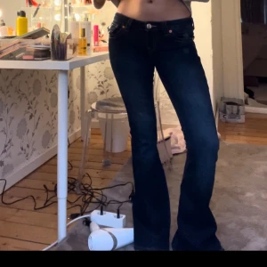 True religion jeans 💙 - Mörkblå true religion jeans i väldigt bra skick, endast använda en gång. Köpta för 1200kr.  Stl 26💙