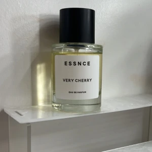 ESSNCE Very Cherry Eau de Parfum - Upptäck ESSNCE Very Cherry Eau de Parfum, en doft med en fruktig och söt karaktär. Flaskan är stilren och genomskinlig med en svart kork och en enkel etikett. Perfekt för dig som älskar körsbärsdoft. 