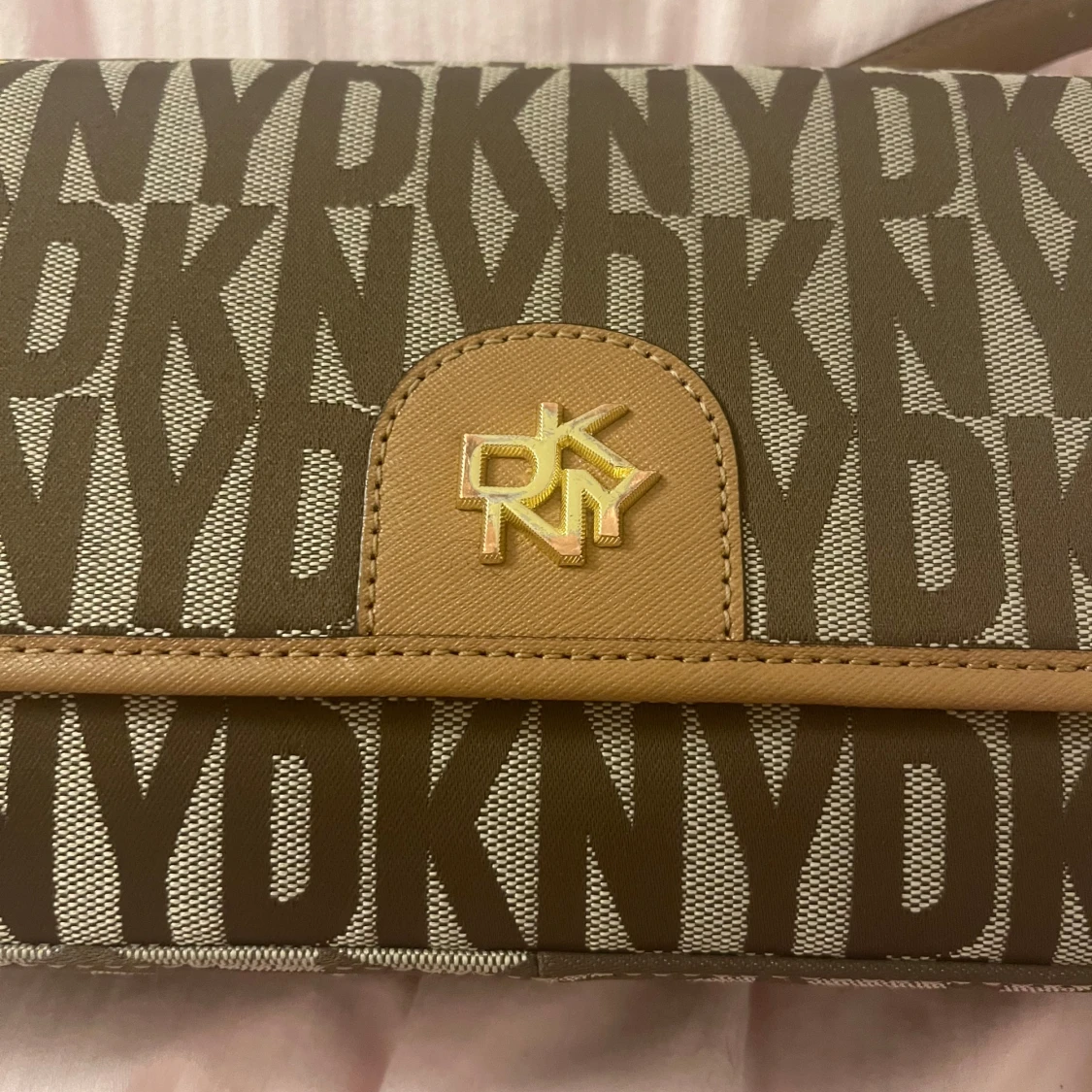 Brun axelväska från DKNY - 4