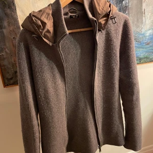 Massimo dutti cardigan - Tja säljer nu denna sjukt eftertraktade Massimo dutti cardiganen som är perfekt nu mot våren/sommaren! Skicket är bra men har en litet hål på nedre delen av jackan. Skriv vid andra frågor/funderingar!