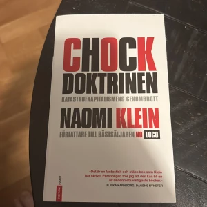 Chockdoktrinen - Boken 'Chockdoktrinen' av Naomi Klein utforskar katastrofkapitalismens genomslag. Den är känd för sin kritiska analys av hur kriser används för att driva igenom ekonomiska reformer. Perfekt för den som är intresserad av politik och ekonomi.