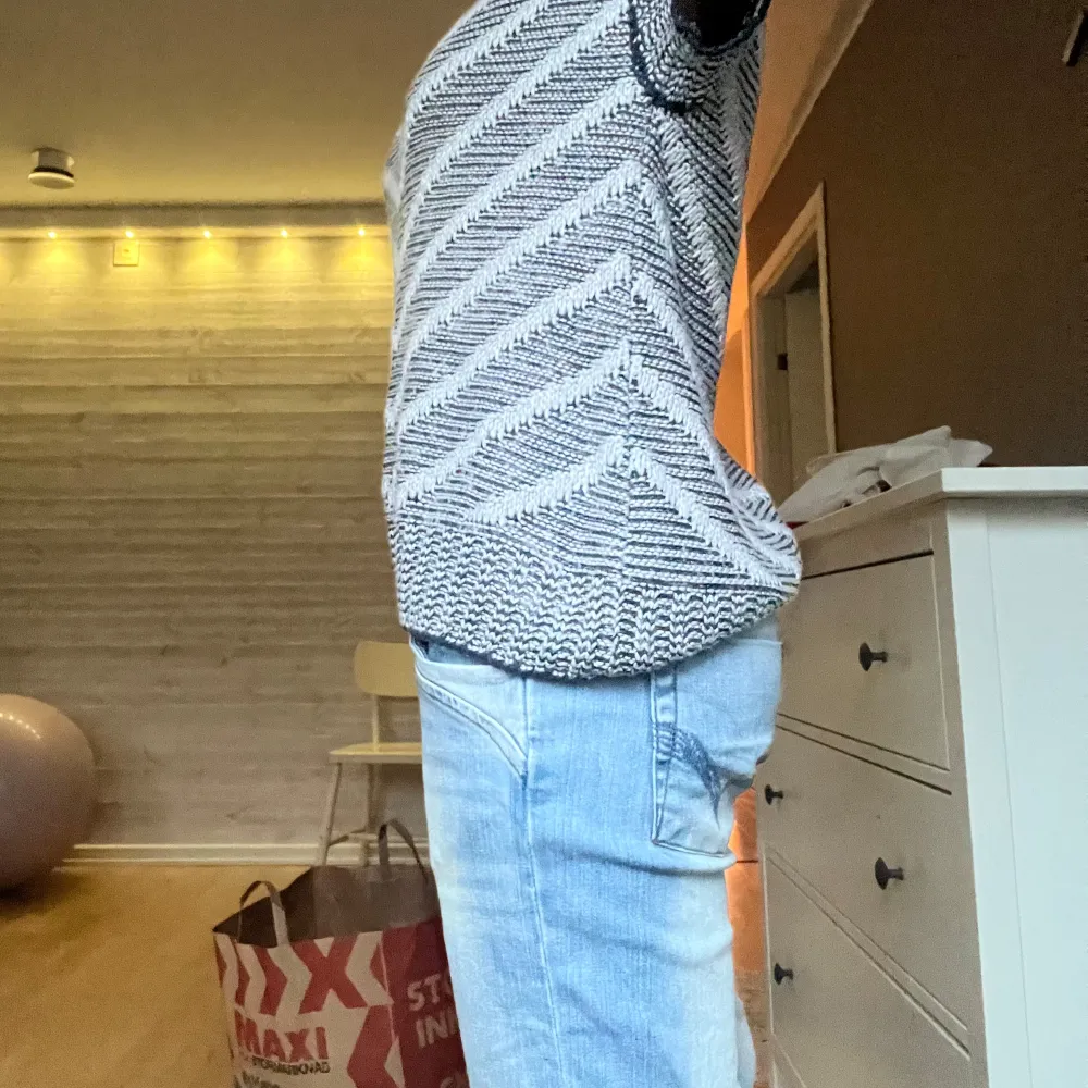 Säljer en snygg svartvit väst med ett zigzag-mönster. Västen har korta ärmar och en rund halsringning. Perfekt för en avslappnad stil.. Neuleet.