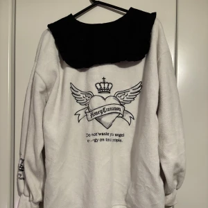 Jirai kei tröja  - Fuzzy sweater with pockets perfect for jirai kei and ryousangata. The embroidery on the back is slightly wonky. Was bought second hand, it’s likely a faulty item being sold.   One size - over sized