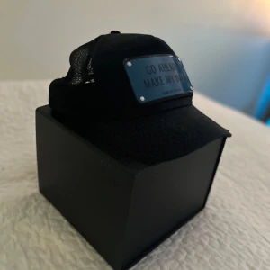  John Hatter & Co - Snygg svart keps från John hatter med texten 'GO AHEAD MAKE MY DAY’ skick 8/10. Har du frågor tveka inte att kontakta mig😁