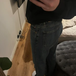 Blå jeans från Gina Tricot - Midwest jeans, något mer baggie passform!! Supersnygga jeans med en mycket fin tvätt💓💓Jag som 175cm lång sitter dessa jeans perfekt i längd! 
