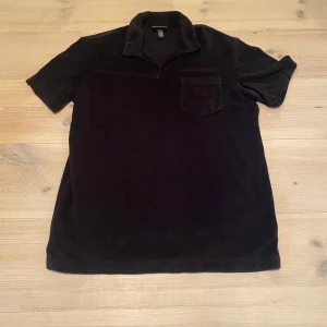  piketröja  - Snygg svart/mörkblå piketröja. Tillverkad i ett mjukt material som som är väldigt skönt. Perfekt för sommaren. Skriv för frågor och mått osv