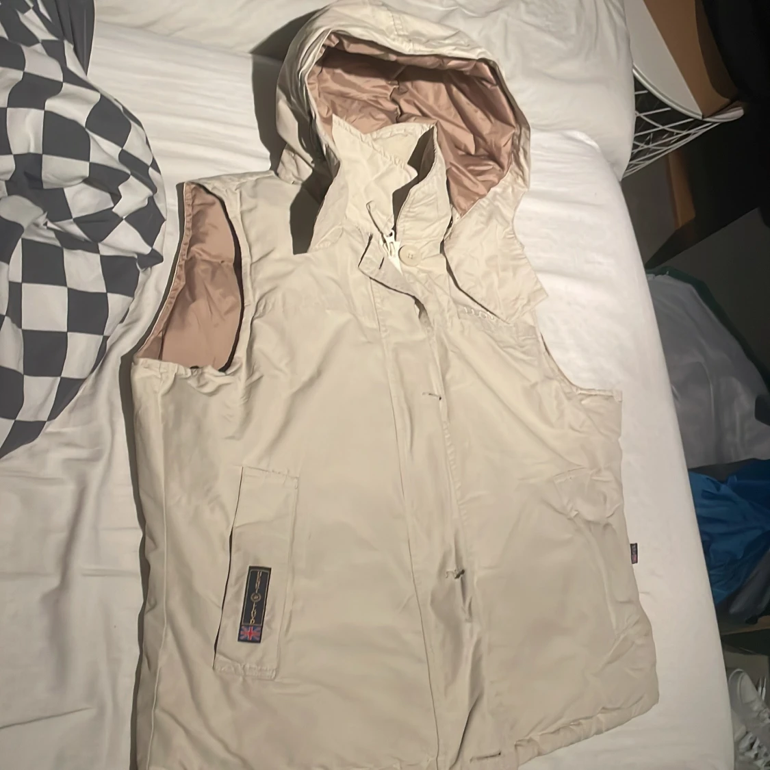 Beige dunväst med huva - 1