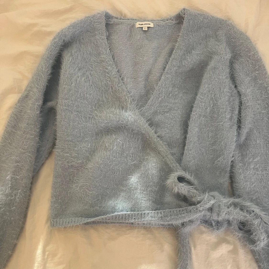 Ljusblå omlottkofta från Bubbleroom