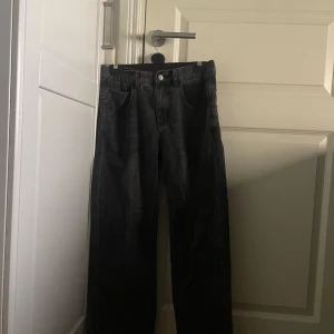 Svarta byxor från New Tuscan - Snygga svarta byxor från New Tuscan i en blandning av bomull, polyester och viskos. Byxorna har en klassisk design med raka ben och femficksmodell. Perfekta för en stilren look.